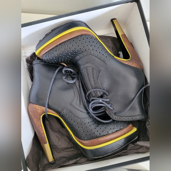 PROENZA SCHOULER lace up ankle boot, pointed toe, woodgrain heel, gold accents - Picture 6 of 12